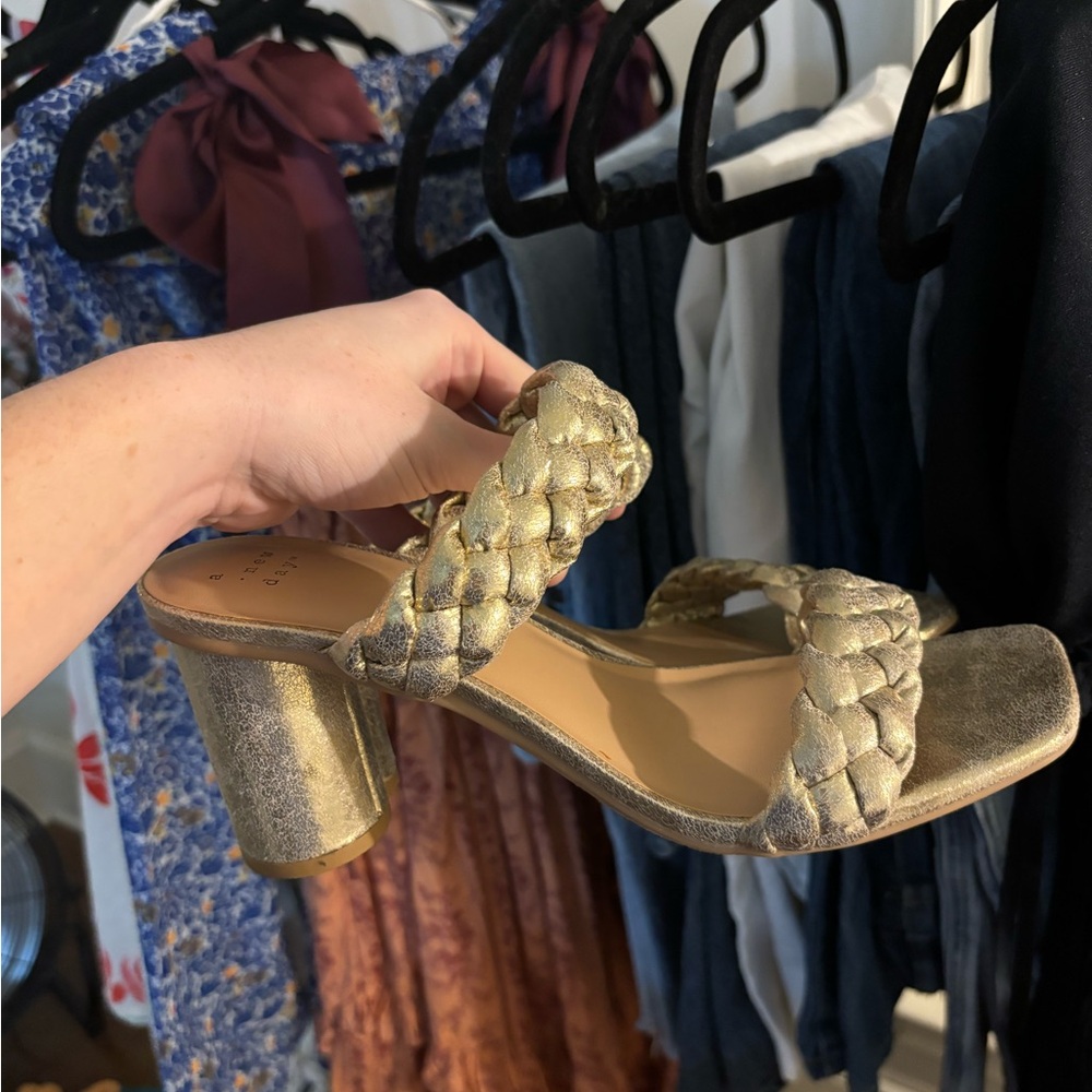 GOLD HEELS